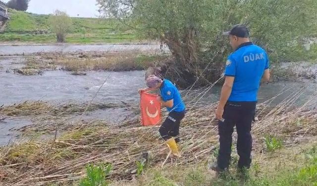Dicle Nehri’nde arama kurtarma faaliyetinde olan ekibin ‘Türk bayrağı’ hassasiyeti