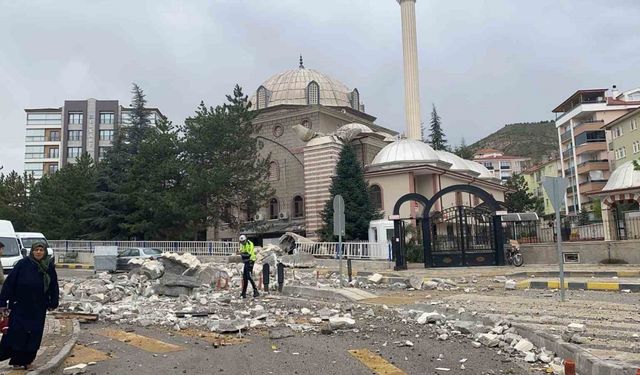 Fırtınaya dayanamayan cami minaresi yıkıldı