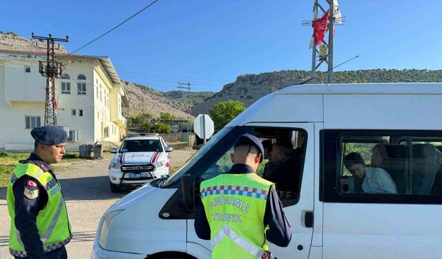 Gaziantep’te jandarma okul servis araçlarını denetledi
