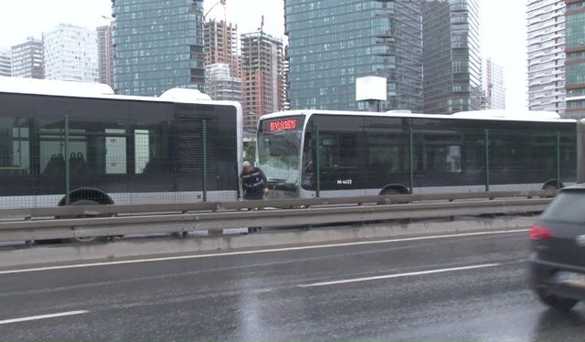 Kadıköy Fikirtepe’de 2 metrobüs kaza yaptı