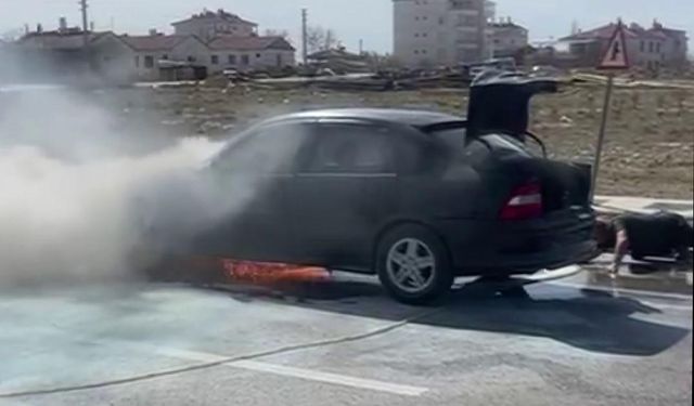Karaman’da seyir halindeki otomobilde yangın