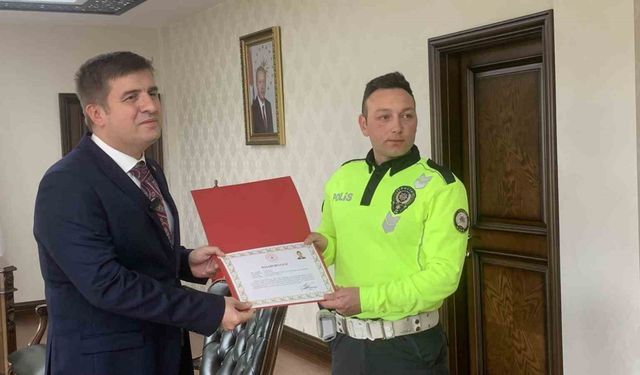 Kazayı önleyen kahraman polise başarı belgesi verildi