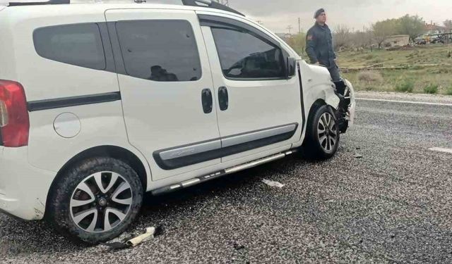 Konya’da hafif ticari araç ile otomobil çarpıştı: 7 yaralı