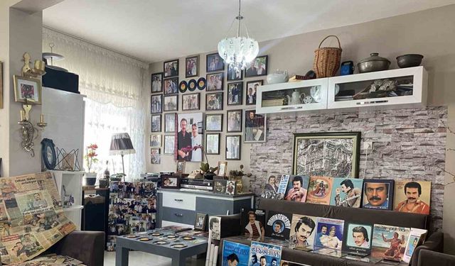 Orhan Gencebay hayranı biriktirdiği yüzlerce eser ve objeyi evinde sergiliyor