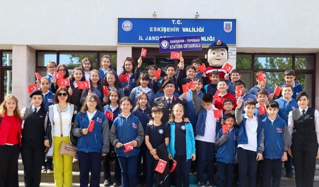 Ortaokul öğrencilerinden Eskişehir İl Jandarma Komutanlığı’na ziyaret