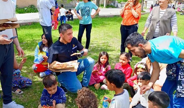 Parkta eğlenen çocuklara pizza sürprizi