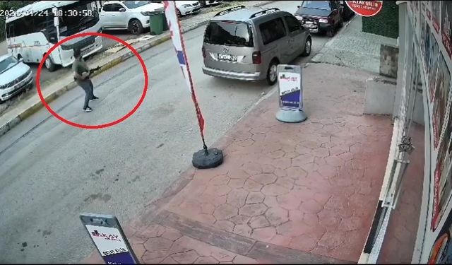 Pompalı tüfekli saldırı kamerada: Cadde ortasında ateş edip bir genci kovaladı