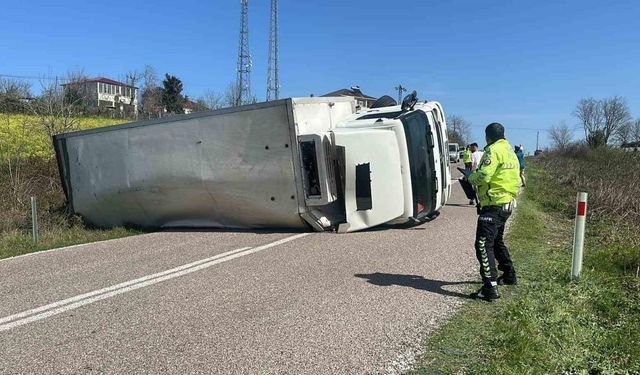 Sinop’ta devrilen kamyonun sürücüsü yaralandı