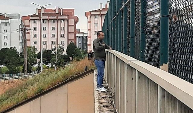 TEM Otoyolu köprüsünde intihar girişiminde bulunan şahsı polis ikna etti