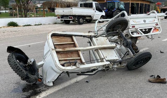 Tokat’ta tarım aracı ile otomobil çarpıştı: 1’i ağır 2 yaralı