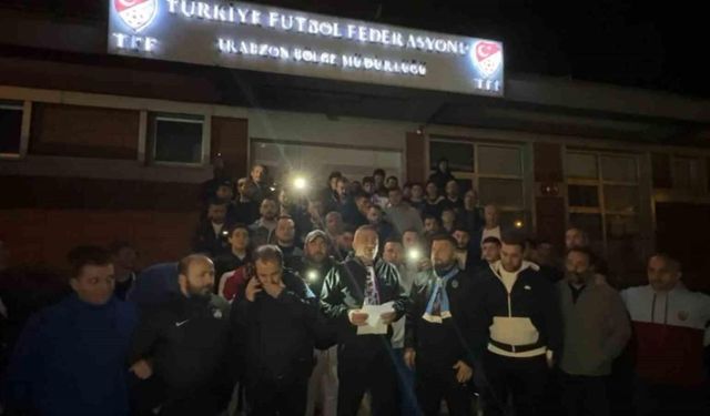 Trabzonspor taraftarları Trabzon’daki TFF binası önünde toplandı