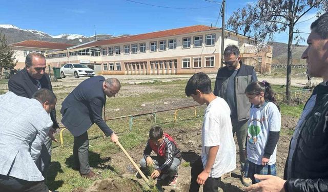 Varto’da öğrenciler okul bahçesine fidan dikti