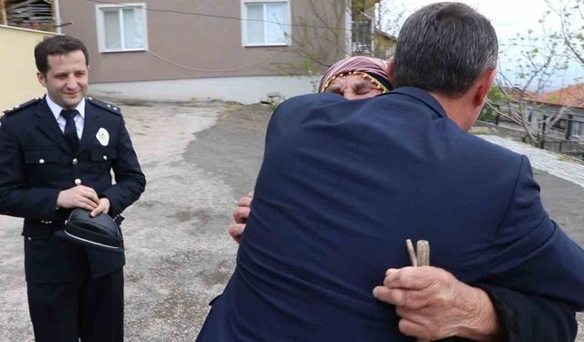 Ziyarette duygulandıran an: Şehit polisin annesi polislere sarılıp ağladı