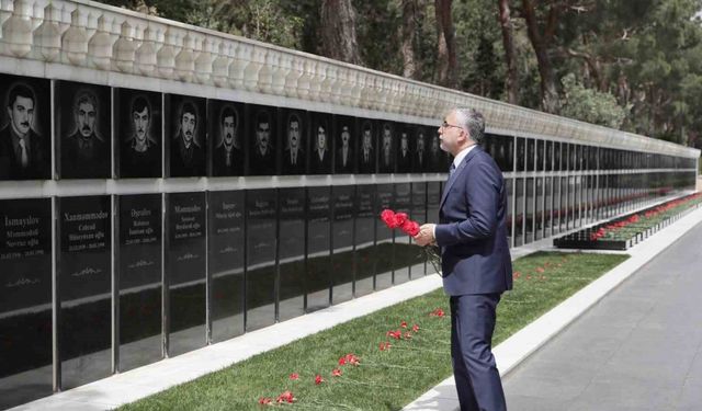 Çalışma ve Sosyal Güvenlik Bakanı Işıkhan, Bakü’de şehitlikleri ziyaret etti