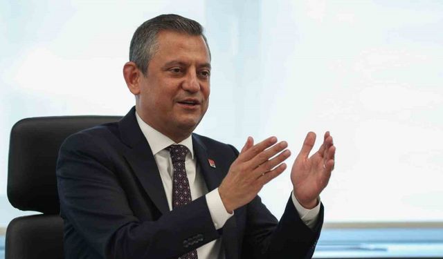 CHP lideri Özel: “Siyasetçilerin el sıkışmadığı dönemlerin sonu demokrasi için felaket olmuştur”