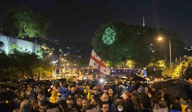Gürcistan’da yaklaşık 50 bin kişi “Yabancı Etkinin Şeffaflığı” yasa tasarısına karşı yürüdü