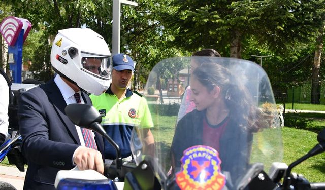 Isparta’da ekiplerden öğrencilere uygulamalı trafik eğitimi