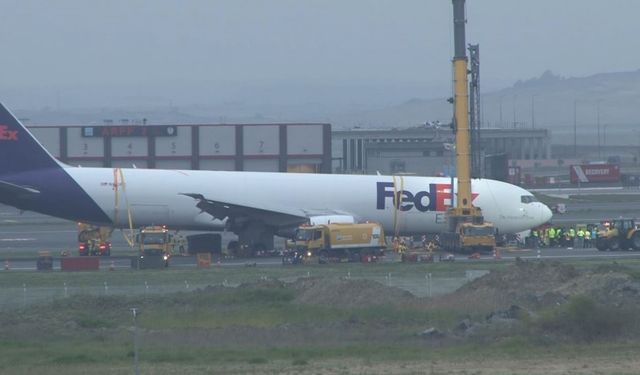 İstanbul Havalimanı’nda gövdesinin üzerine inen uçağın kaldırılma çalışmaları devam ediyor