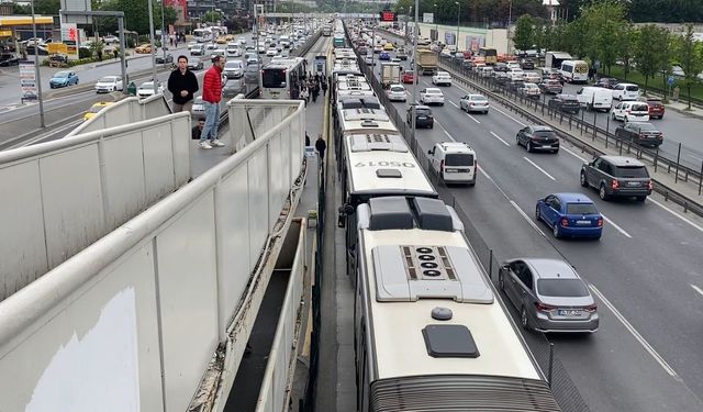 İstanbul’da metrobüs arızalandı, uzun araç kuyruğu oluştu