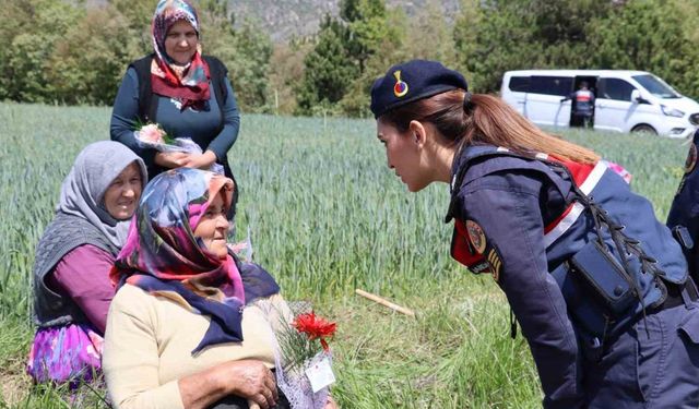 Jandarma ekipleri anneleri unutmadı