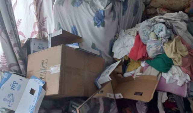 Sultangazi’de tahliye edilen yaşlı kardeşlerin evinden 4 kamyon çöp çıktı