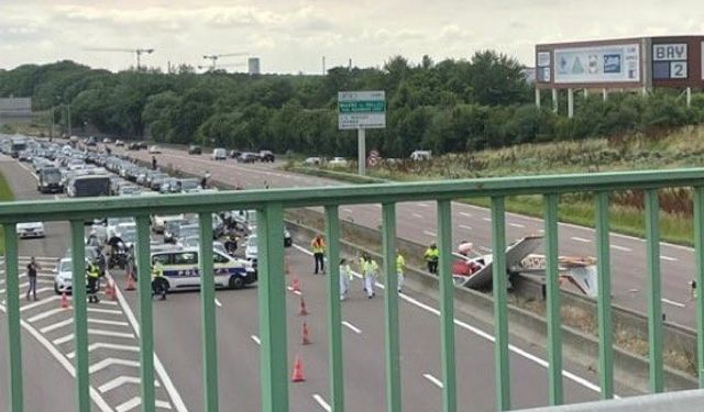 Fransa’da otoyola küçük uçak düştü: 3 ölü