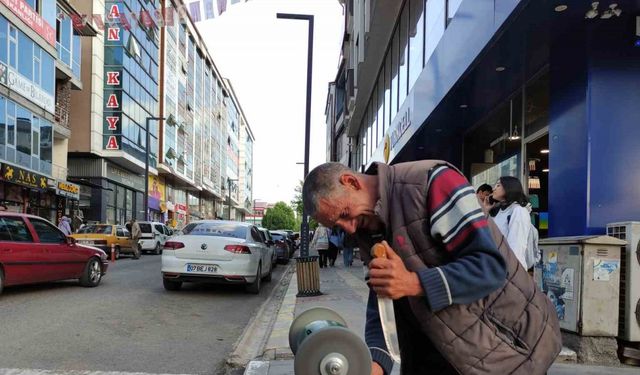 Kurban Bayramı öncesi bıçak bileyicilerinin yoğun mesaisi