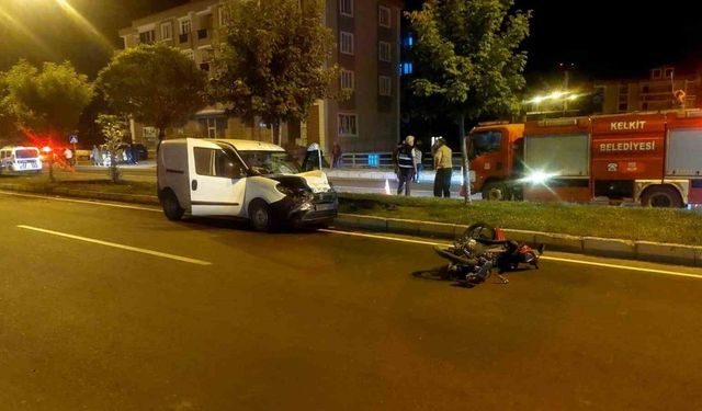 Motosikletle hafif ticari araç çarpıştı, motosiklet sürücüsü hayatını kaybetti