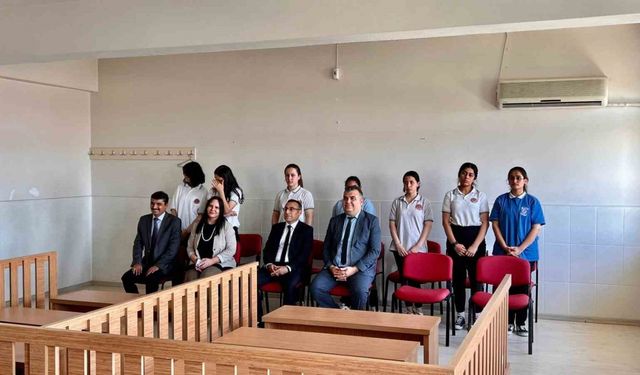 Öğrencilerden temsili duruşma