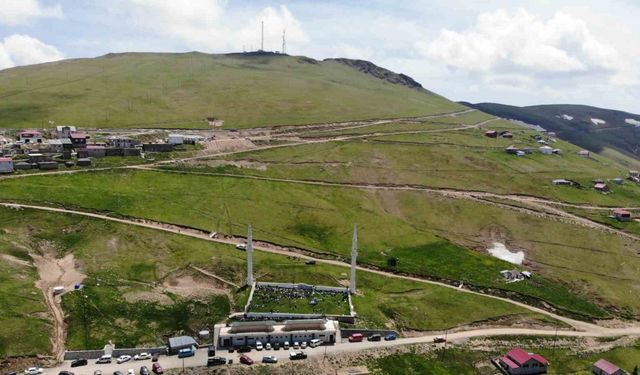 Üstü açık camide 563 yıldır çimen üzerinde Cuma namazı kılınıyor