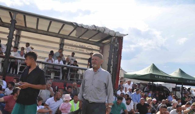 70 yaşındaki duyarlı dede: Binlerce kişinin katıldığı bayramda çöpleri topluyor