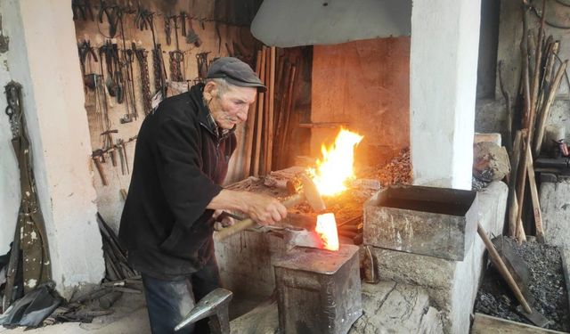 75 yaşındaki Hasan usta, yarım asırdır demir dövüyor