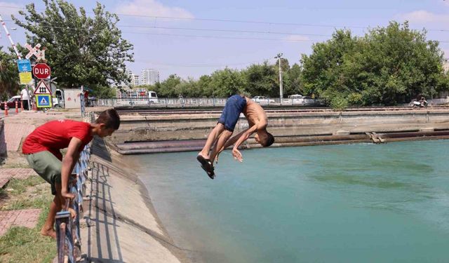 Adana polisi sulama kanallarında yüzen çocukları uyarıp, havuza götürme sözü verdi