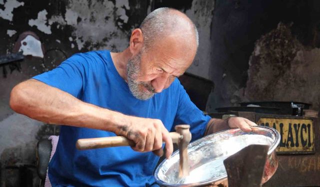 Adana’da kalaycı ailenin 4. kuşak temsilcisi mesleğini severek sürdürüyor