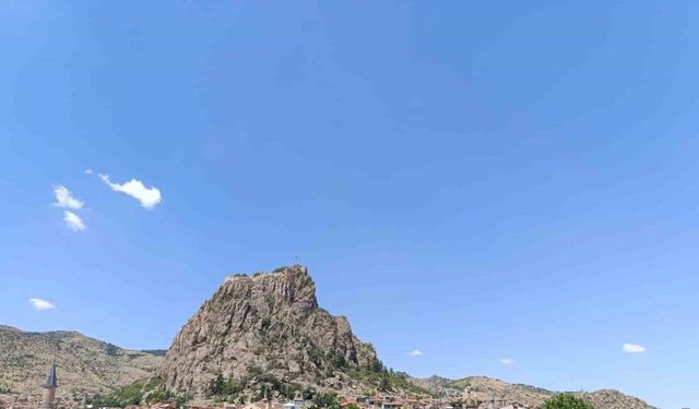 Afyonkarahisar yeni haftaya serin sayılabilecek bir havayla başladı