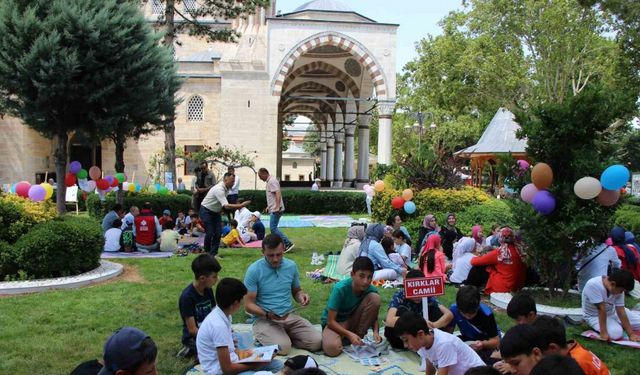 Amasya’da çocuklar cami bahçesinde kitap okudu