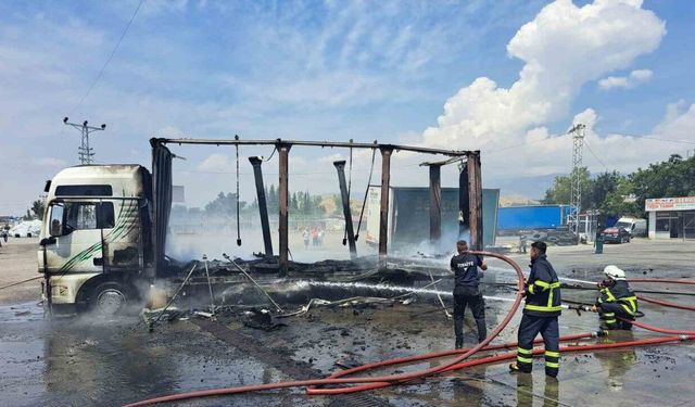 Amasya’da tır, akaryakıt istasyonunun önünde alev alev yandı