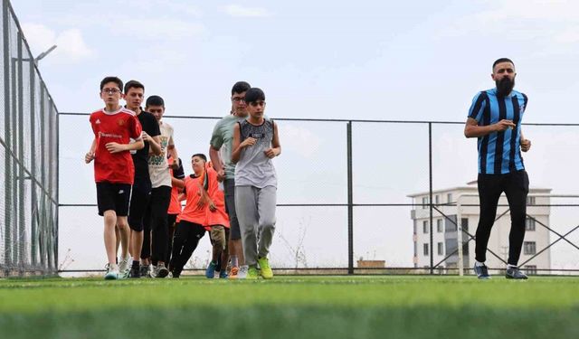 Amatör futbolcu, çocuklara kitap okuma tutkusunu futbolla aşılıyor