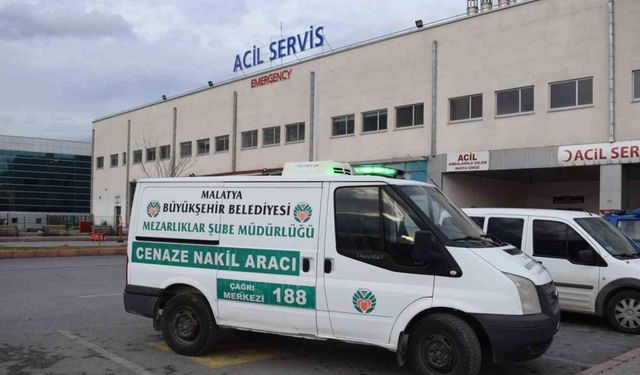 Ambulansın çarptığı kadın öldü