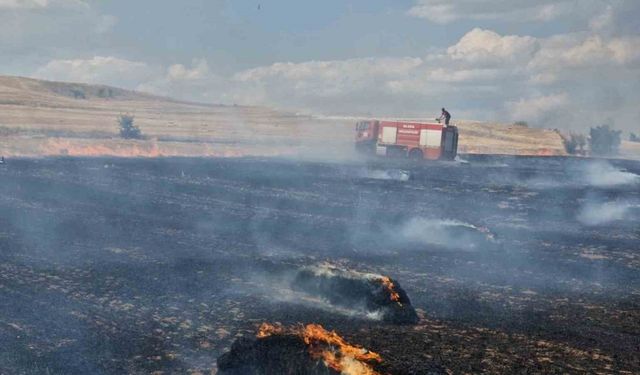 Anız yangını saman balyaları ve ekili arazilere zarar verdi