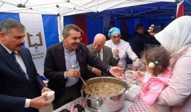 Bakan Tekin, Erzurum’da aşure dağıttı