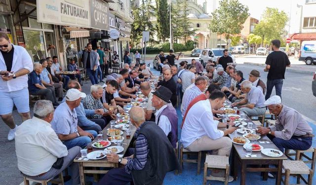 Başkan Yalım, Nuri Şeker Caddesi’nde esnaf ve vatandaşla buluştu