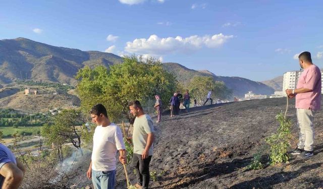 Batman’da mahallede çıkan yangını vatandaşlar kovalarla söndürdü