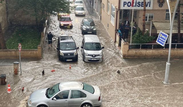 Bayburt’ta etkili olan sağanak nedeniyle cadde ve sokakları su bastı