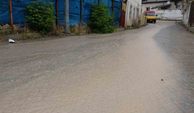 Bayburt’ta sağanak yağış ve fırtına etkili oldu: Çanak anten koptu yollardan çamur aktı