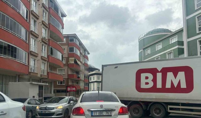 Bilecik’te yol ortasına park ederek trafiği kilitleyen BİM marketlere ait tırın sürücüsüne tepki