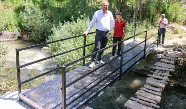 Bitlis’te tehlike arz eden tahta köprü yerine demir köprü yapıldı