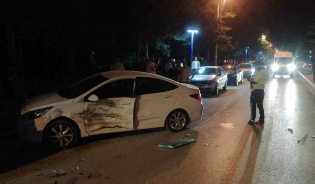 Burdur’da kontrolden çıkan otomobil park halindeki 3 araca çarptı, kaza sonrası sürücü kayıplara karıştı