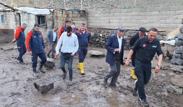 Çaldıran’da sağanak sele neden oldu