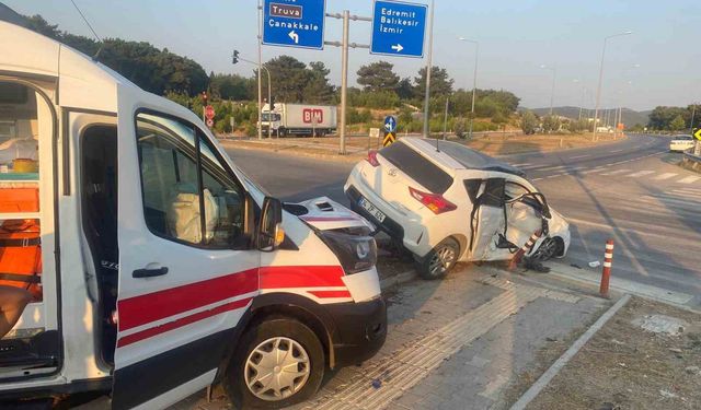 Çanakkale’de ambulans ile otomobil çarpıştı: 3 yaralı